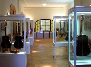 Studiengang Musikinstrumentenbau Markneukirchen, Foyer im Obergescho, Ausstellung "Christian Friedrich Martin und der frhe vogtlndische Gitarrenbau 1800-1833"